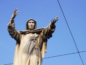 Estatua de Girolamo Savonarola en Ferrara, Italia.